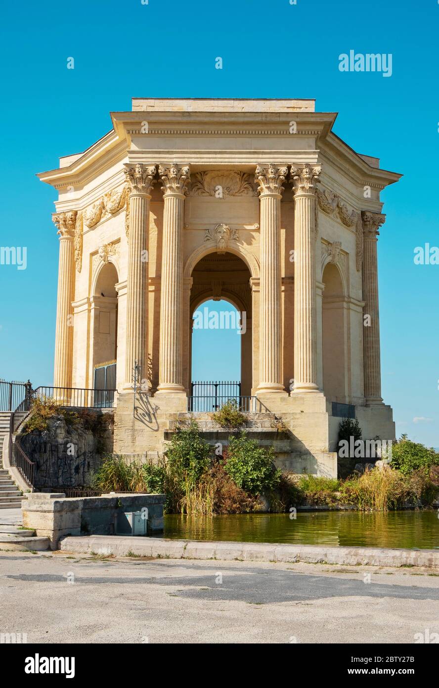 Blick auf den Garten der Promenade du Peyrou in Montpellier, Frankreich, mit dem Schloss von Eau, dem berühmten neoklassizistischen Wasserturm, der den Vorsitz führt Stockfoto