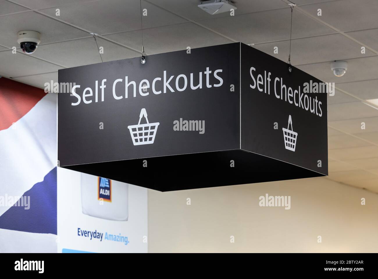 Selbstbedienungskassen in einem Aldi Supermarkt in Tamworth, Staffordshire, England, Großbritannien. Stockfoto