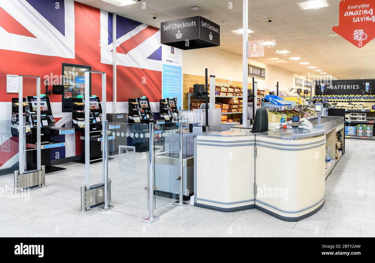 Selbstbedienungskassen in einem Aldi Supermarkt in Tamworth, Staffordshire, England, Großbritannien. Stockfoto