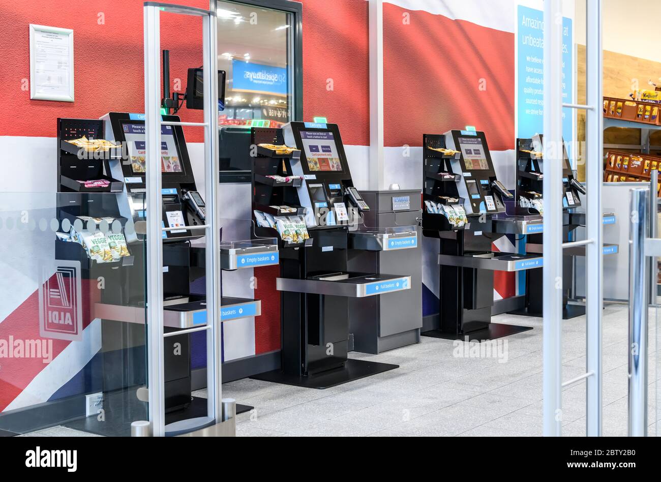Selbstbedienungskassen in einem Aldi Supermarkt in Tamworth, Staffordshire, England, Großbritannien. Stockfoto
