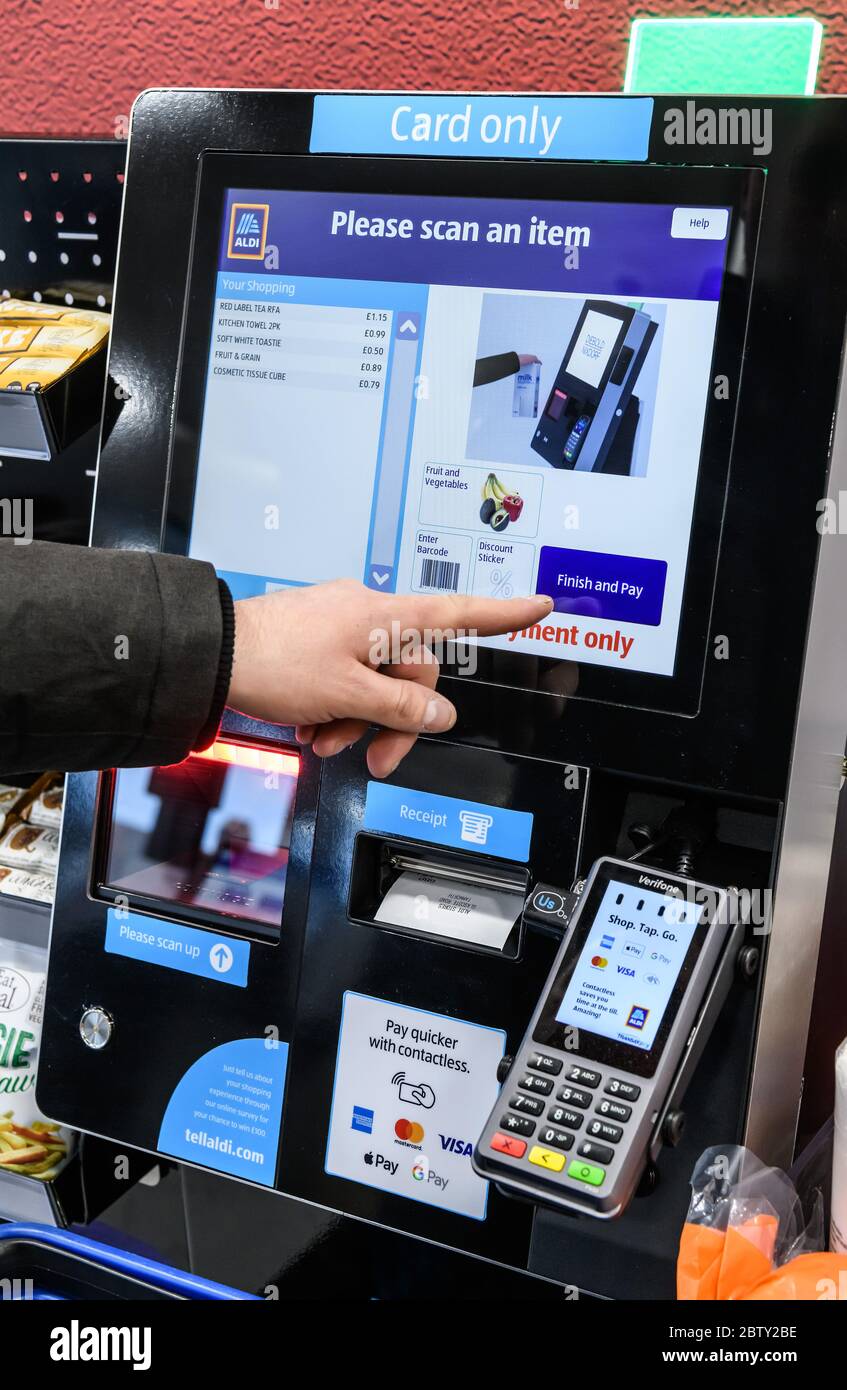 Selbstbedienungskassen in einem Aldi Supermarkt in Tamworth, Staffordshire, England, Großbritannien. Stockfoto