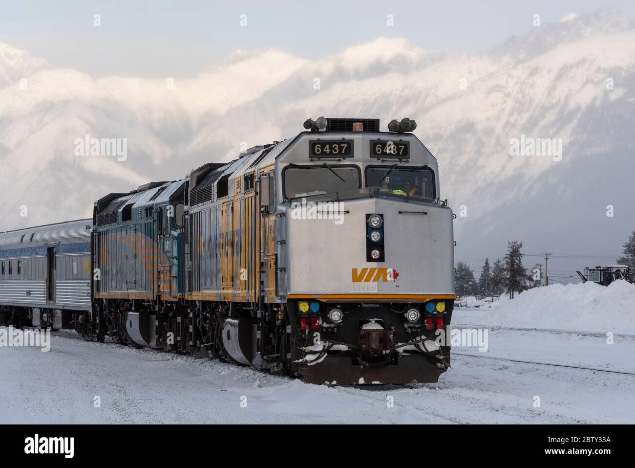 MIT dem Zug mit schneebedecktem Bergpanorama, Jasper, Canadian Rocky Mountains, Alberta, Kanada, Nordamerika Stockfoto