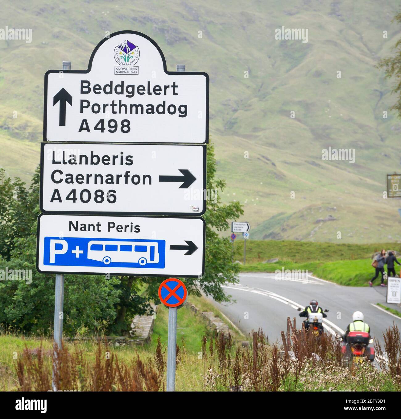 Reisen im Snowdonia National Park, North Wales, Großbritannien. Ein wichtiges und wichtiges Straßenschild an einer gut befahrenen Kreuzung - Wegweiser für den beliebten Llanberis Pass (A4086), eine Route, die alle Interessierten an aktiven Outdoor-Aktivitäten in den walisischen Bergen bis zum Fuß des Mount Snowdon führt. Stockfoto