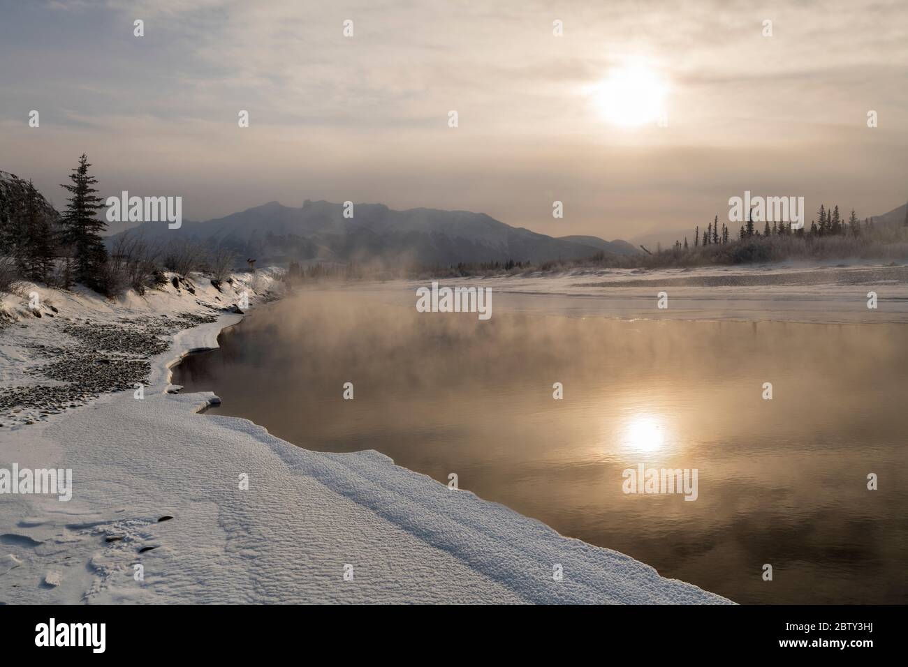 Die Sonne spiegelt sich im Winter im Bow River, Jasper, den kanadischen Rocky Mountains, Alberta, Kanada, Nordamerika Stockfoto