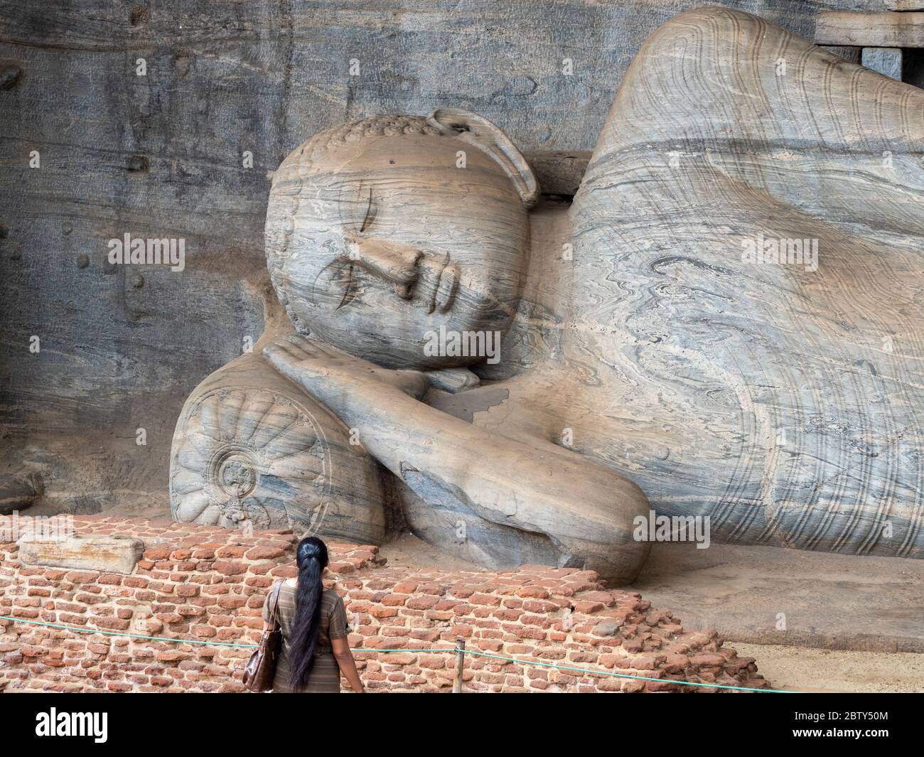 Die liegende Buddha-Figur im Inneren Gal Viharaya, UNESCO-Weltkulturerbe, Polonnaruwa, Sri Lanka, Asien Stockfoto