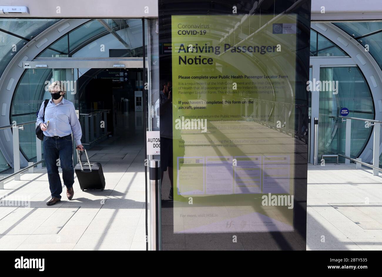 Eine Mitteilung für ankommende Passagiere bezüglich des Covid-19 Passenger Locator Formulars am Terminal 2 am Flughafen Dublin als Anforderung für Personen, die aus dem Ausland nach Irland kommen, um die Behörden zu informieren, wo sie sich selbst isolieren werden, ist in Kraft getreten. Stockfoto