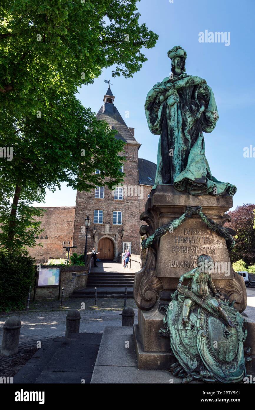 Schloss Moers mit der Statue Luise Henriette von Orange Stockfoto