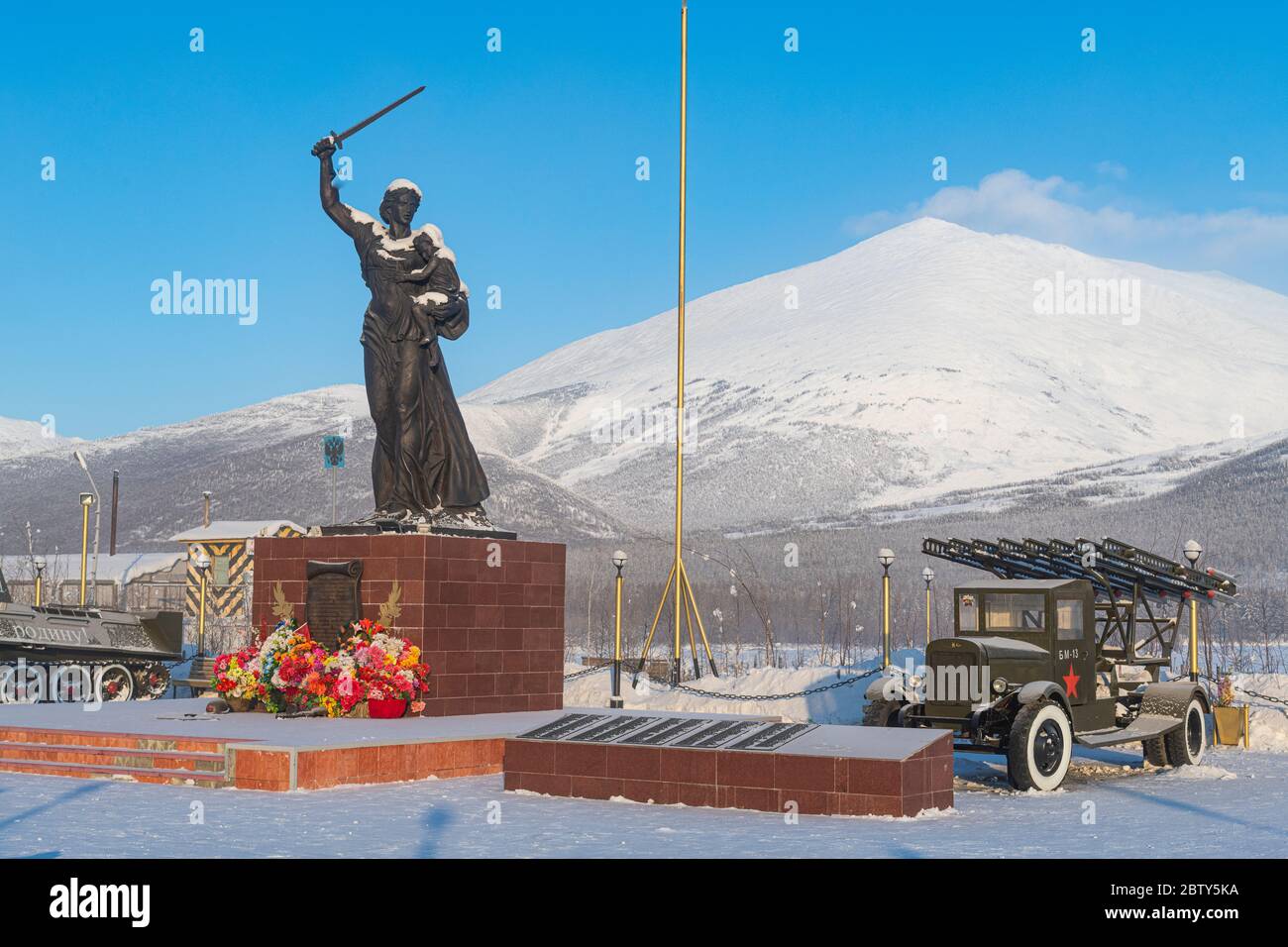 Denkmal des Zweiten Weltkriegs in USt-Nera, Straße der Knochen, Sakha Republik (Jakutien), Russland, Eurasien Stockfoto
