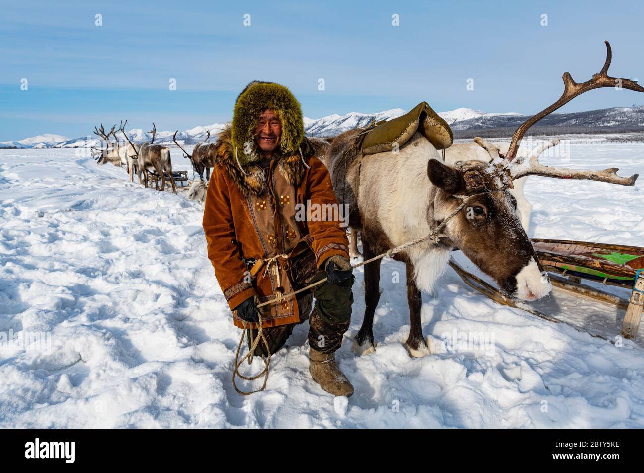 Evenk Rentier Züchter mit Rentieren, Oymyakon, Sakha Republik (Yakutia), Russland, Eurasien Stockfoto