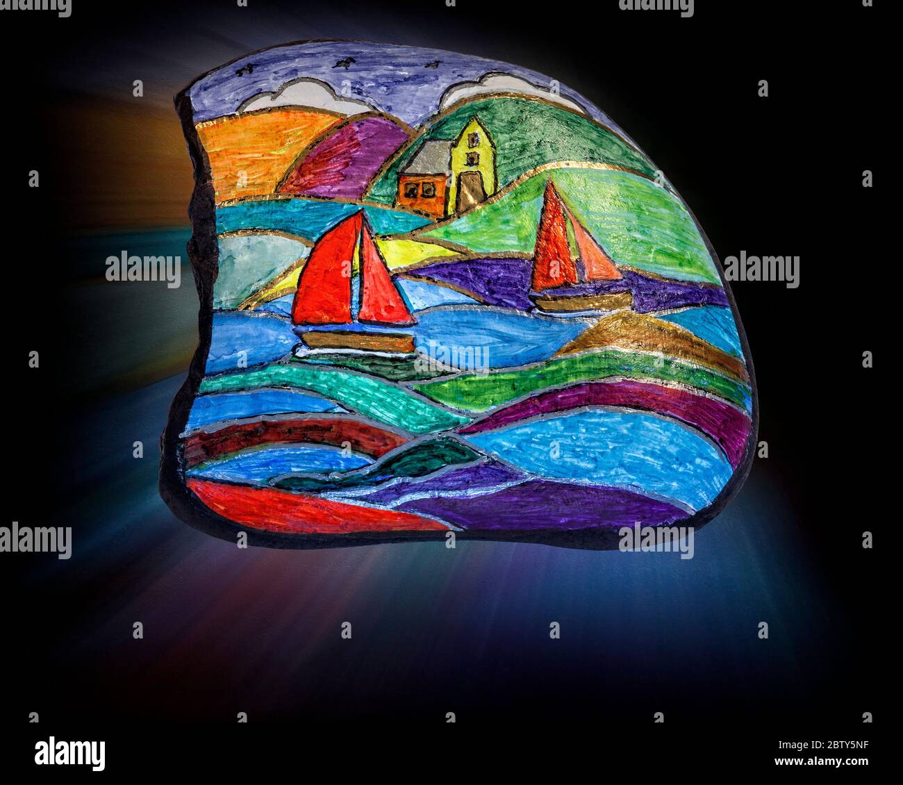 ZEITGENÖSSISCHE KUNST: Plain Sailing (Pebble Art von Ruth Nagele, Größe 7cm x 8cm) Stockfoto