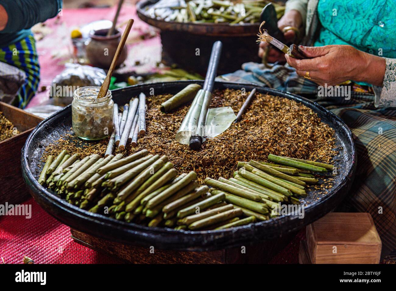 Zigarre und Zigarette handgemacht Rollen, Inle Lake, Shan Staat, Myanmar (Burma), Asien Stockfoto