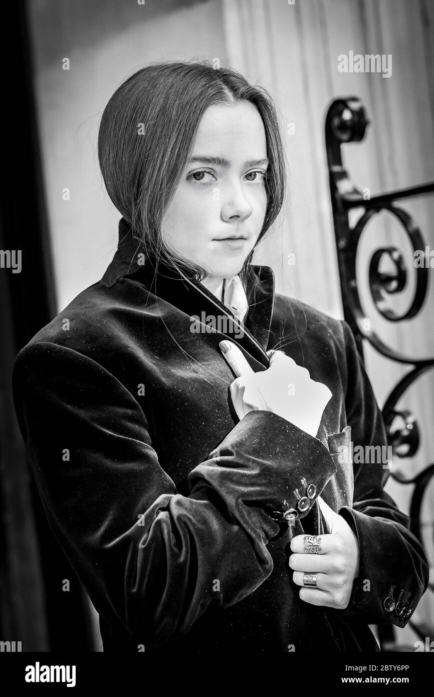 Ein Porträt von Model und Schauspielerin Anja Cilia, aufgenommen in