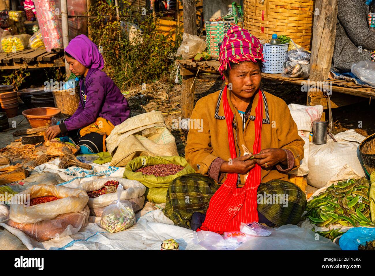 Stammes Frauen verkaufen Gemüse auf dem Markt von Inn Thein, Inle Lake, Shan Staat, Myanmar (Burma), Asien Stockfoto