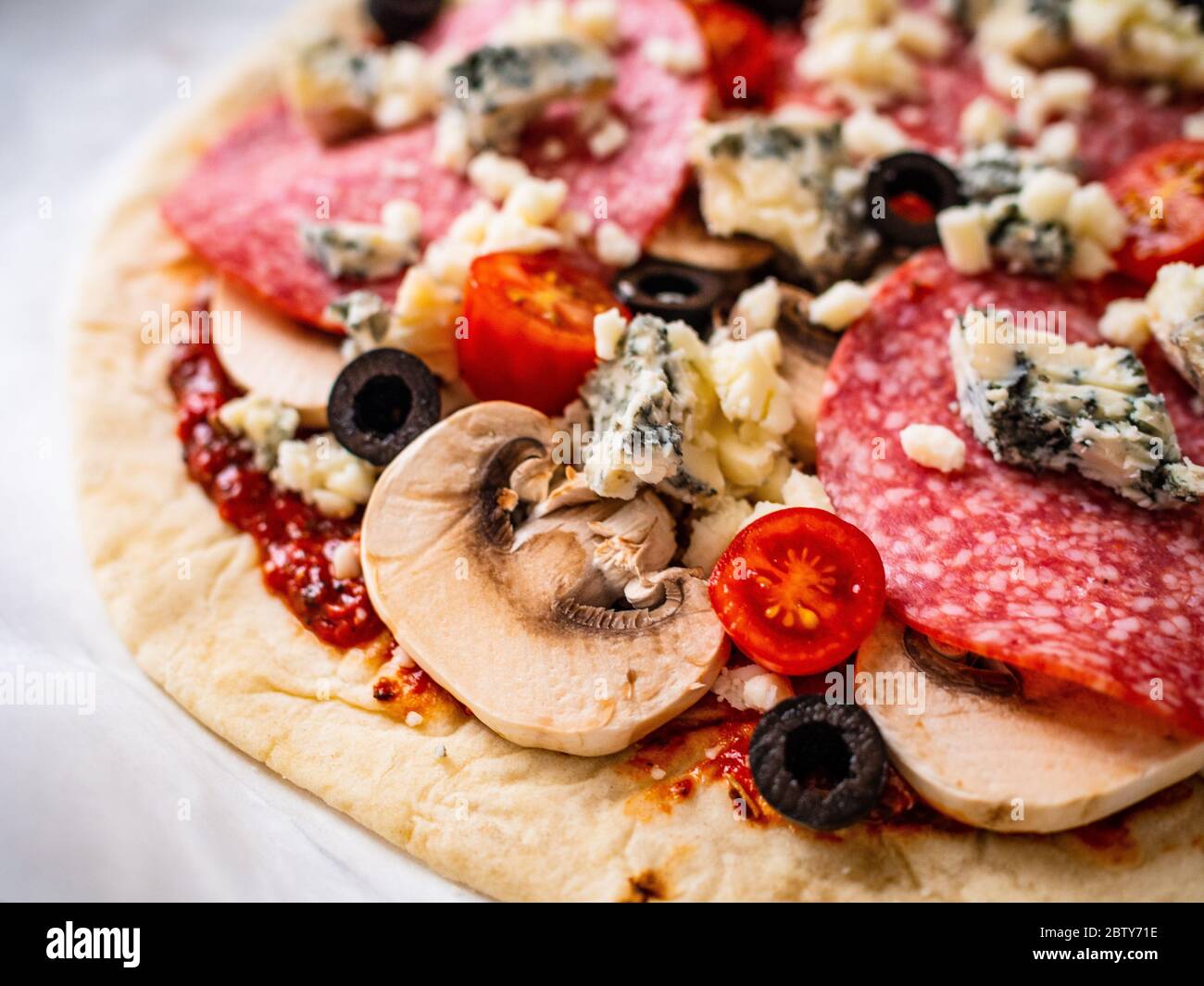 Pepperoni salami uncooked -Fotos und -Bildmaterial in hoher Auflösung ...