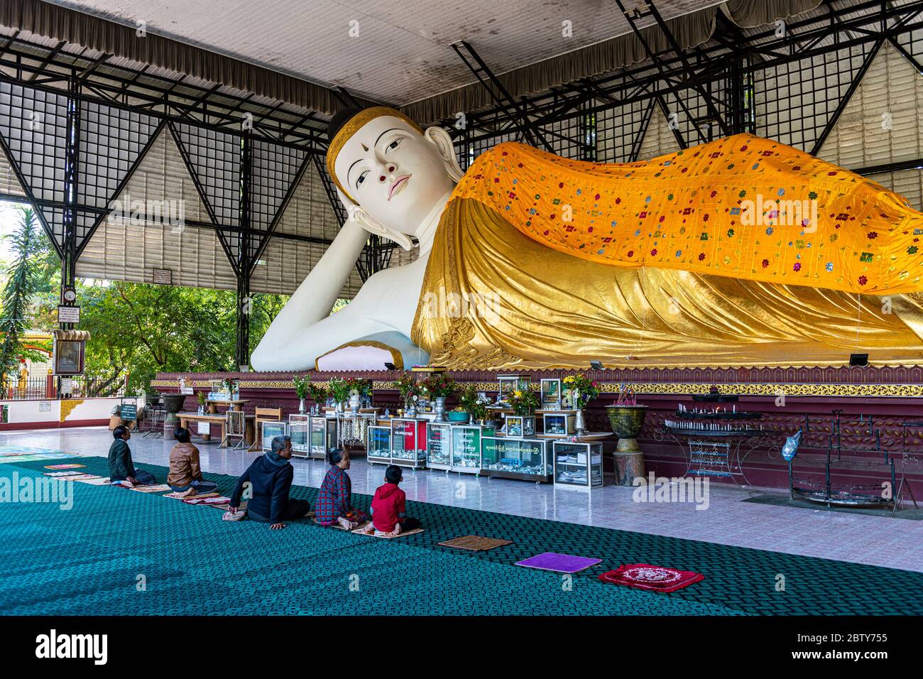 Pilger beten vor einem liegenden Buddha, Su Taung Pyi Pagode, Myitkyina, Kachin Staat, Myanmar (Burma), Asien Stockfoto