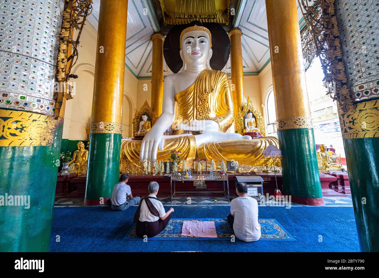 Pilger beten in der Shwedagon Pagode, Yangon (Rangun), Myanmar (Burma), Asien Stockfoto