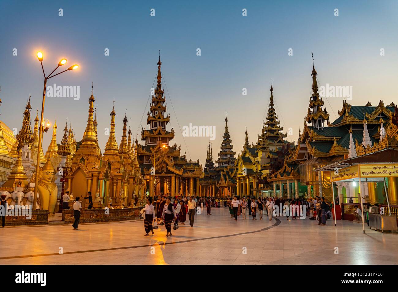 Shwedagon Pagode nach Sonnenuntergang, Yangon (Rangun), Myanmar (Burma), Asien Stockfoto