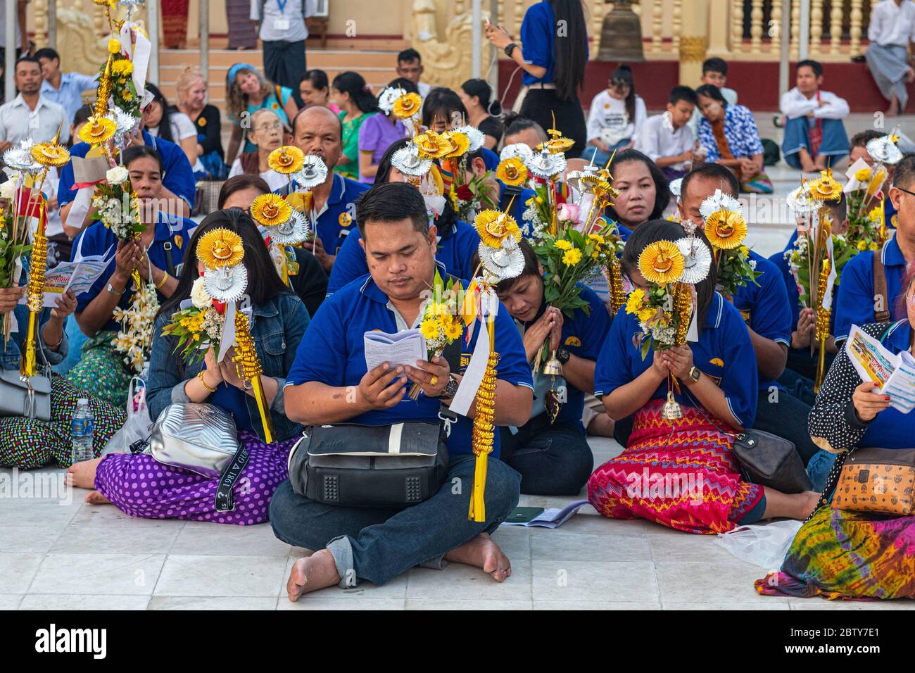 Pilger in der Shwedagon Pagode, Yangon (Rangun), Myanmar (Burma), Asien Stockfoto