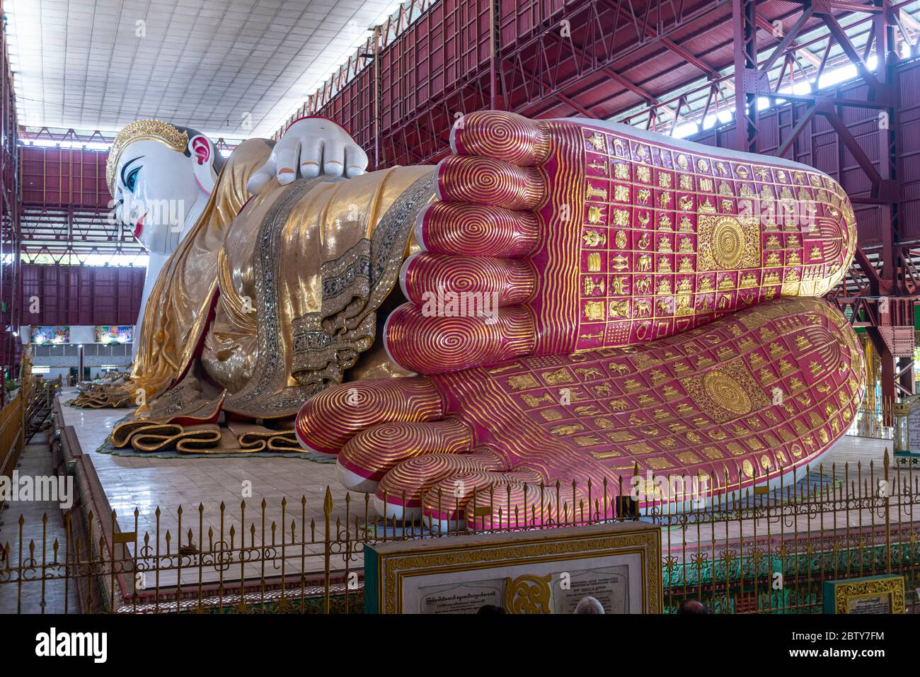 Riesiger liegender Buddha im Chaukhtatgyi Buddha Tempel, Yangon (Rangun), Myanmar (Burma), Asien Stockfoto