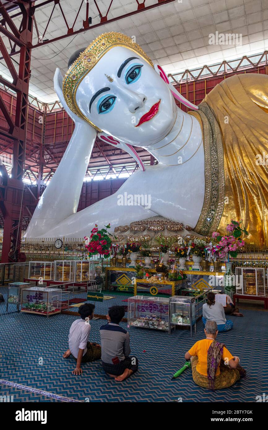 Pilger beten vor dem liegenden Buddha im Chaukhtatgyi Buddha Tempel, Yangon (Rangun), Myanmar (Burma), Asien Stockfoto