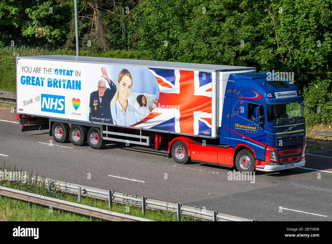 Chorley, Lancashire. 28. Mai 2020; UK Coronavirus; Harrisons Transport unter der Flagge für den NHS. Der Trailer, den sie vor kurzem in Anerkennung der NHS und Kapitän Tom Moore auf der Autobahn M61 reisen vorgestellt. Credit: MediaWorldImages/AlamyLivenews Stockfoto