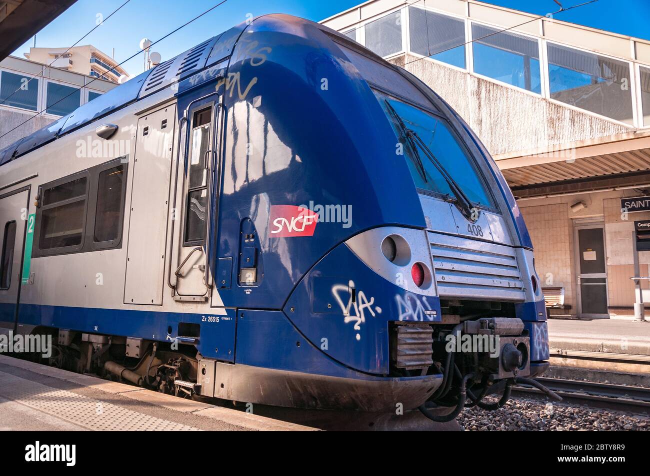 SNCF TER Zug wartet am Bahnsteig, Saint-Raphael, Frankreich Stockfoto