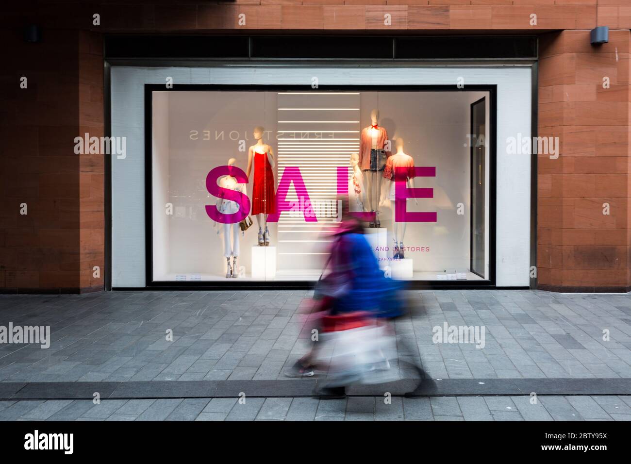 Die Bewegung der Käufer in Liverpool One Einkaufszentrum vor einem Geschäft mit einem Verkauf auf, Liverpool, Merseyside, England, Großbritannien, Europa Stockfoto