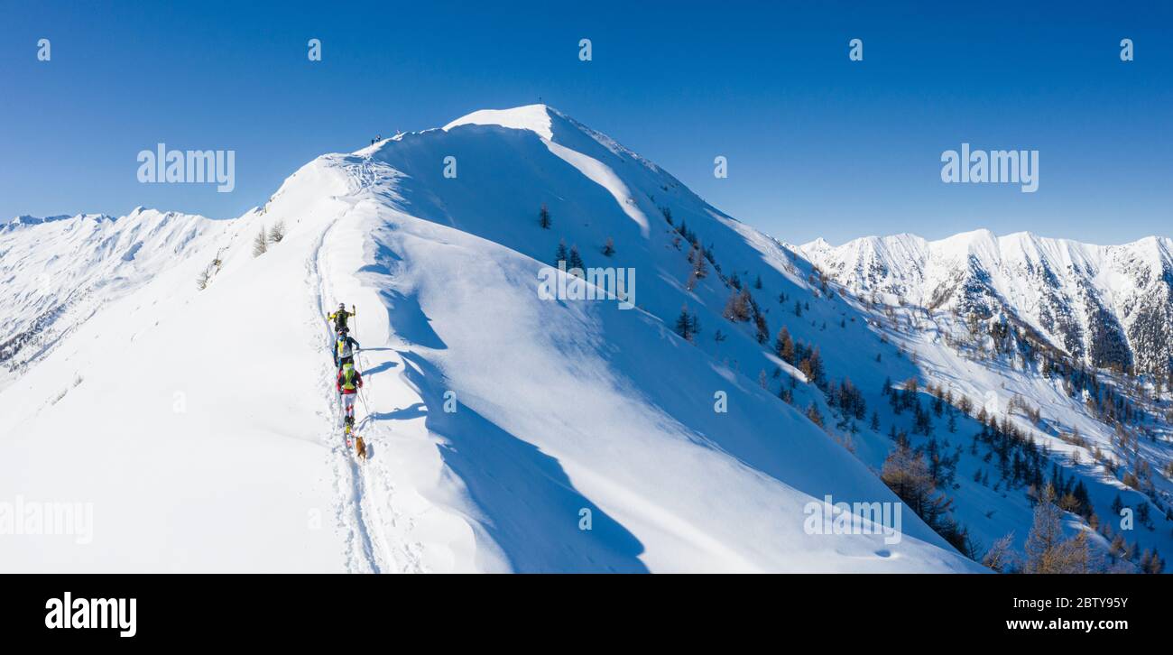Ein Team von drei Skifahrern kommt auf dem Bergrücken, Monte Meriggio, Valtellina, Lombardei, Italien, Europa Stockfoto