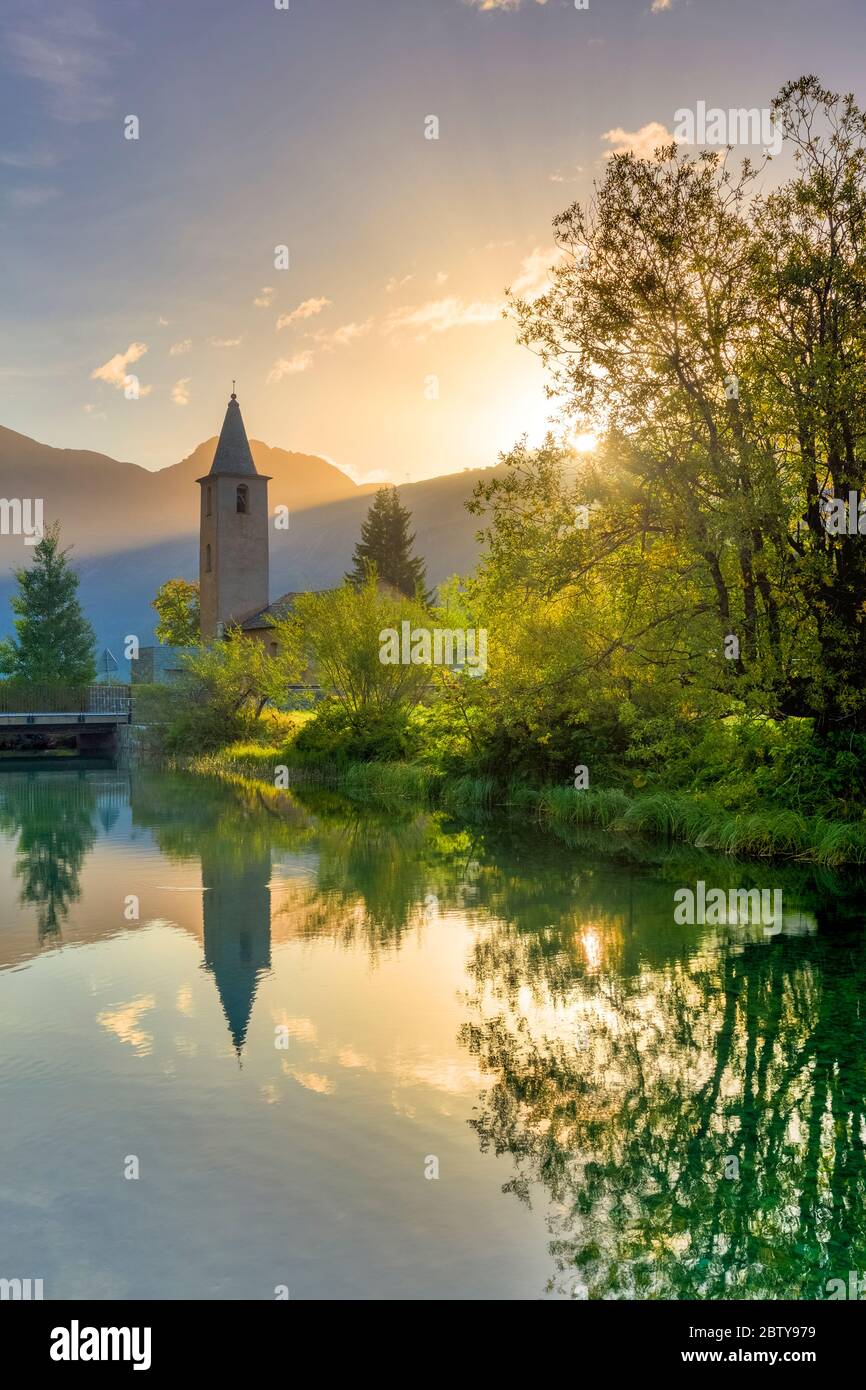 Traditionelle Kirche von Sils gegenüber Inn River bei Sonnenaufgang, Sils Maria, Engadiner Tal, Graubünden, Schweiz, Europa Stockfoto