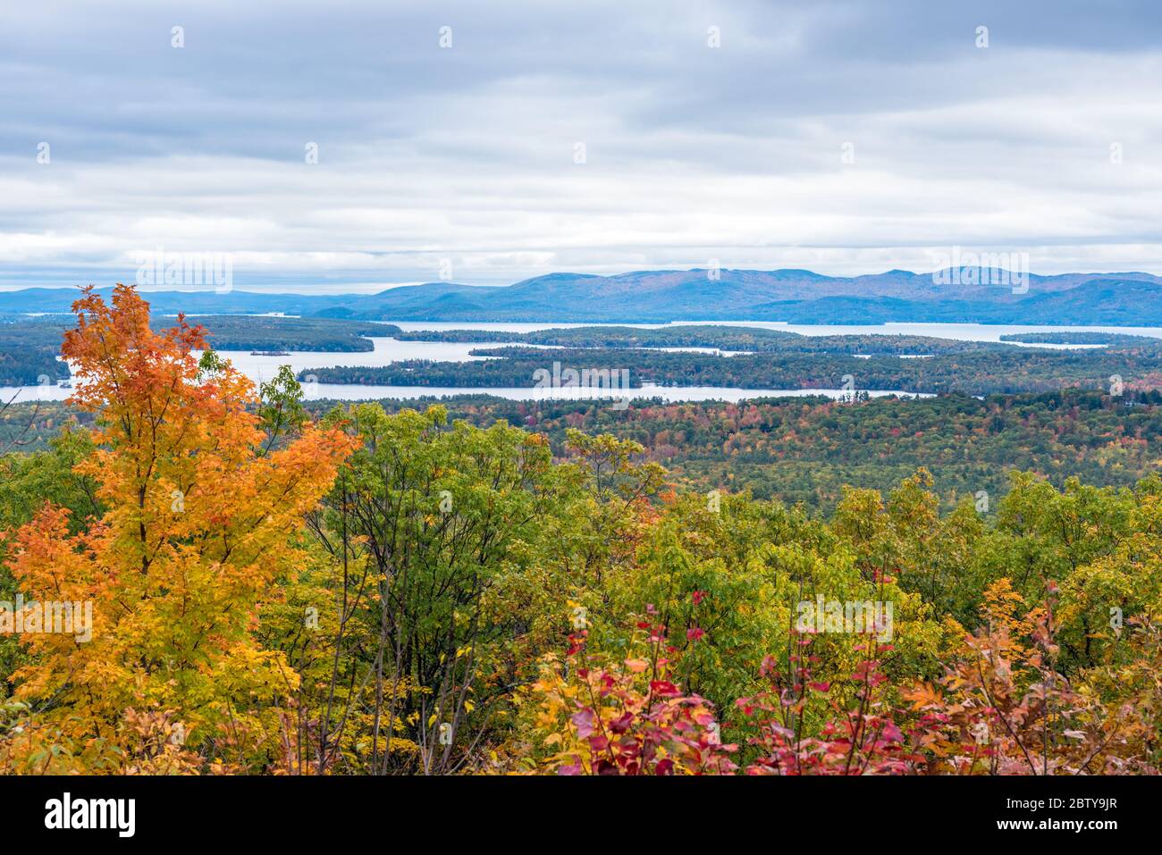 Herrliche bewaldete Berglandschaft mit Seen an einem bewölkten Herbsttag. Atemberaubende Herbstfärbung. Stockfoto