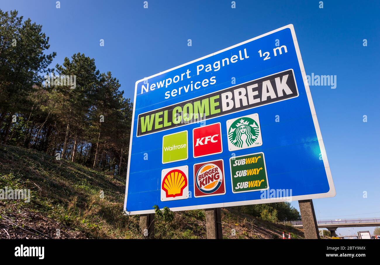 Schild für Newport Pagnell Services auf der Autobahn M1, Buckinghamshire, England. Stockfoto
