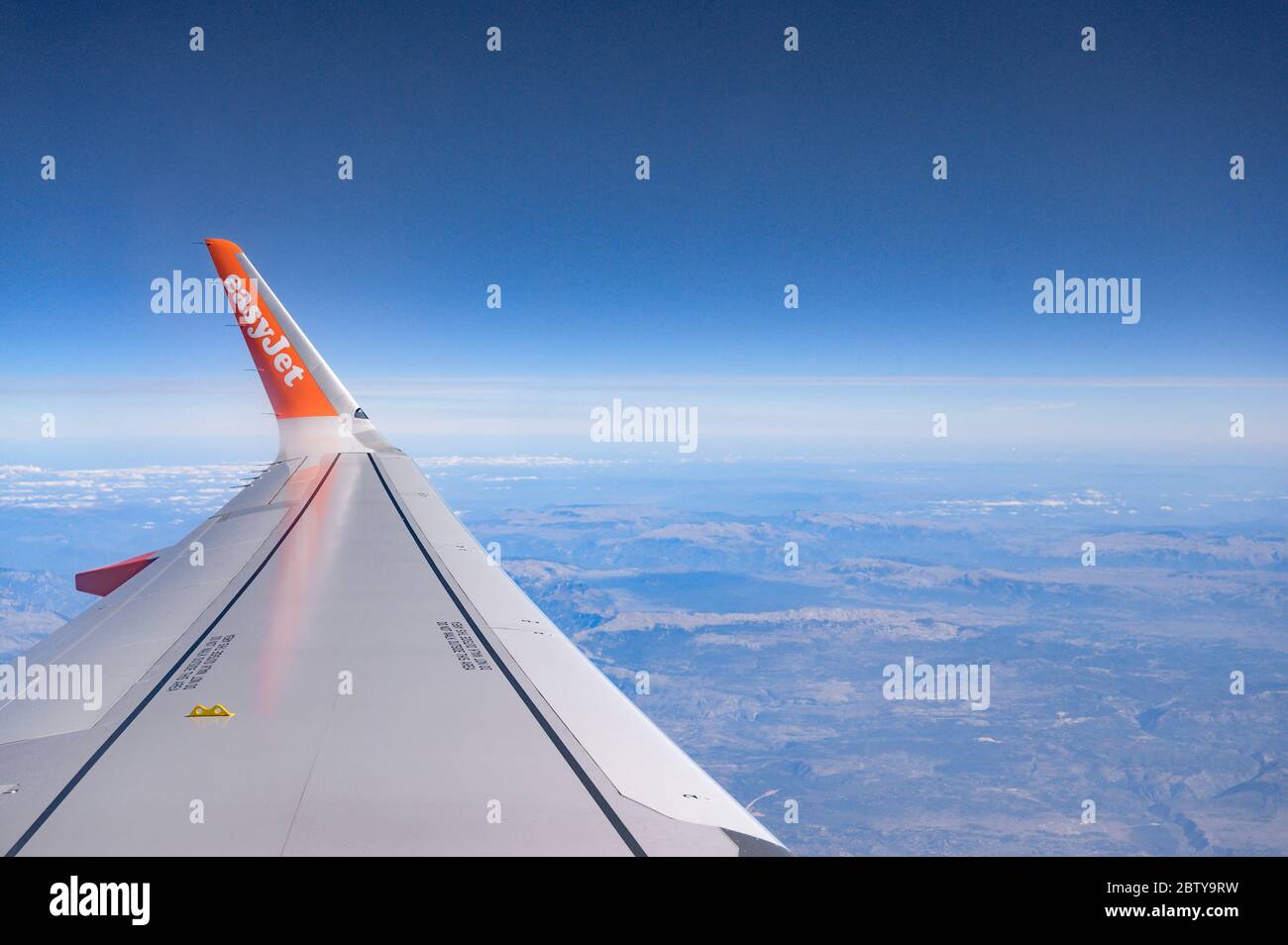 Ansicht eines Flügels eines Easyjet-Flugzeugs, der von der Kabine aus aufgenommen wurde. Stockfoto