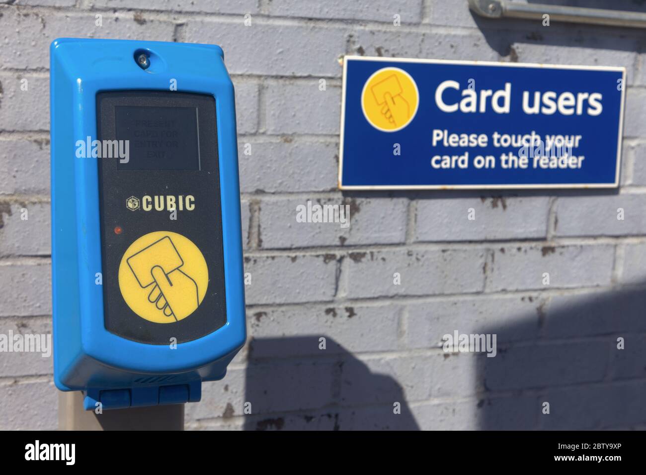 Kontaktloser Reisekartenautomat in Bedfordshire, England Stockfoto