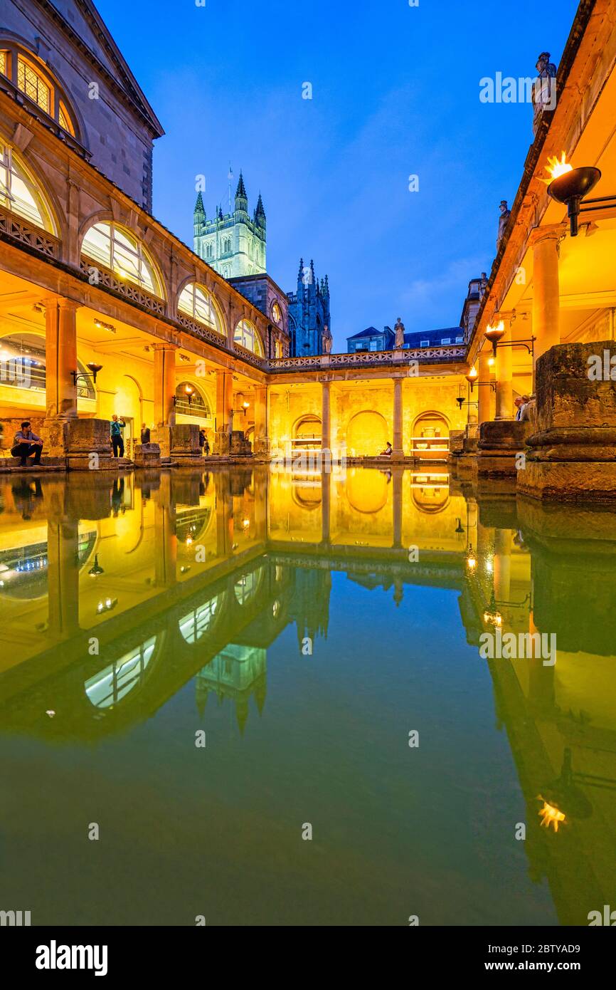 Die römischen Bäder und Bath Abbey beleuchtet in der Dämmerung, UNESCO-Weltkulturerbe, Bath, Somerset, England, Großbritannien, Europa Stockfoto