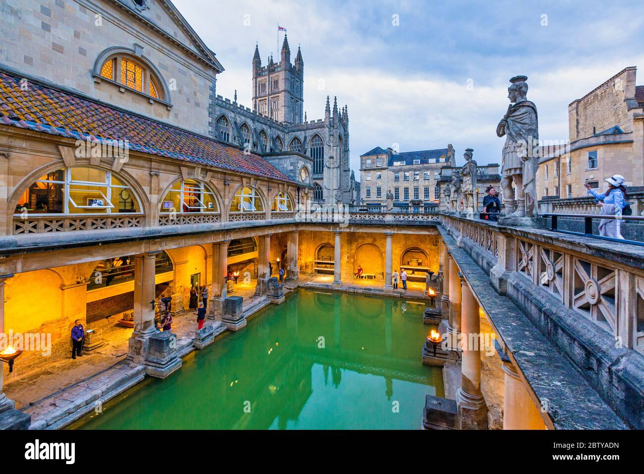 Die römischen Bäder und Bath Abbey beleuchtet in der Dämmerung, UNESCO-Weltkulturerbe, Bath, Somerset, England, Großbritannien, Europa Stockfoto