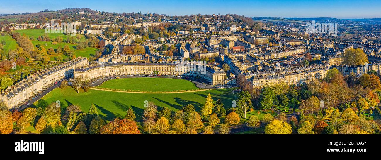 Luftaufnahme mit der Drohne über die georgische Stadt Bath, den Royal Victoria Park und Royal Cresent, UNESCO-Weltkulturerbe, Bath, Somerset, England, Unite Stockfoto