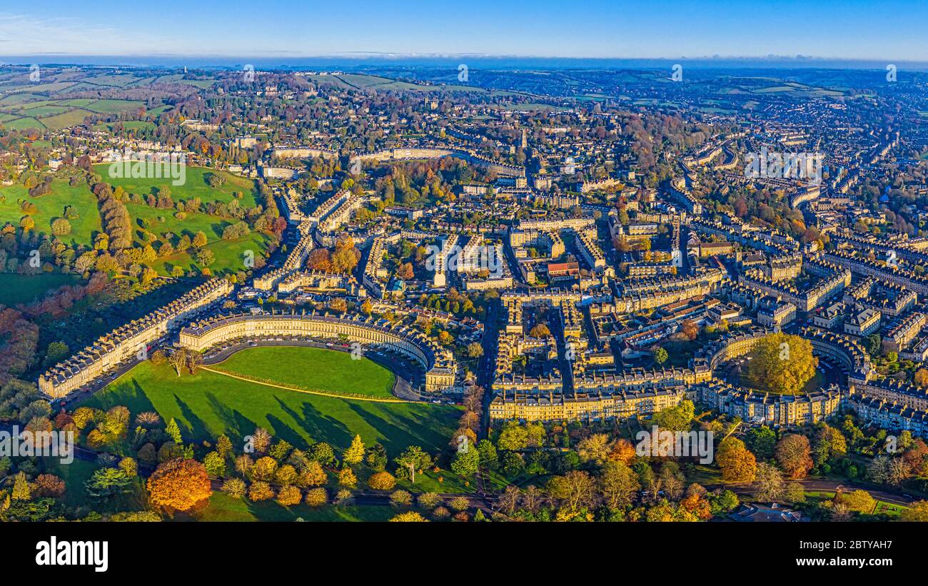 Luftaufnahme mit der Drohne über die georgische Stadt Bath, Royal Victoria Park und Royal Cresent, Bath, Somerset, England, Großbritannien, Europa Stockfoto