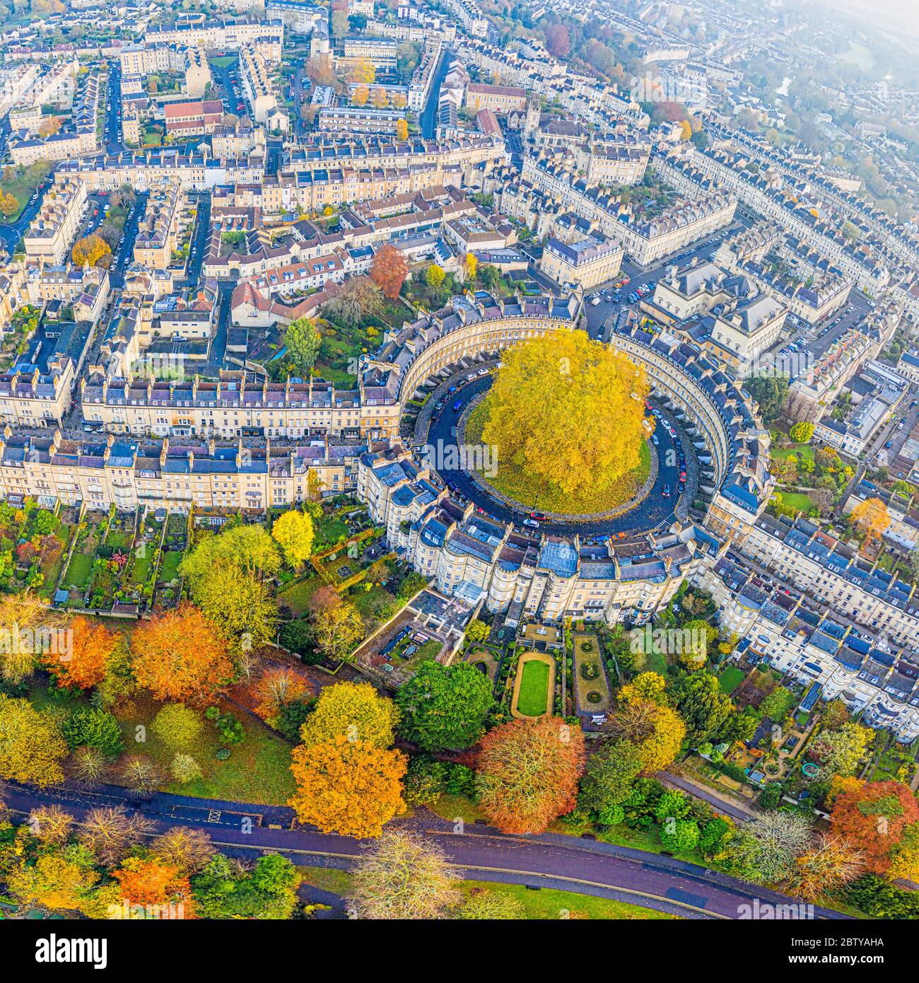Luftaufnahme mit Drohne über dem georgianischen Haus des Circus, UNESCO-Weltkulturerbe, Bath, Somerset, England, Großbritannien, Europa Stockfoto
