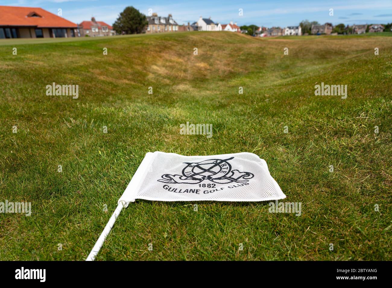 Gullane, Schottland, Großbritannien. 28 Mai 2020. Flagge liegt neben Grün in Vorbereitung auf das Spiel morgen auf dem Gullane Golf Course, in East Lothian. Der Golfplatz ist ab dem 29. Mai nach der Lockerung der Regeln für die Sperrung des Coronavirus, die die Aktivitäten im Freien durch die schottische Regierung betreffen, für die Eröffnung bereit. Iain Masterton/Alamy Live News Stockfoto