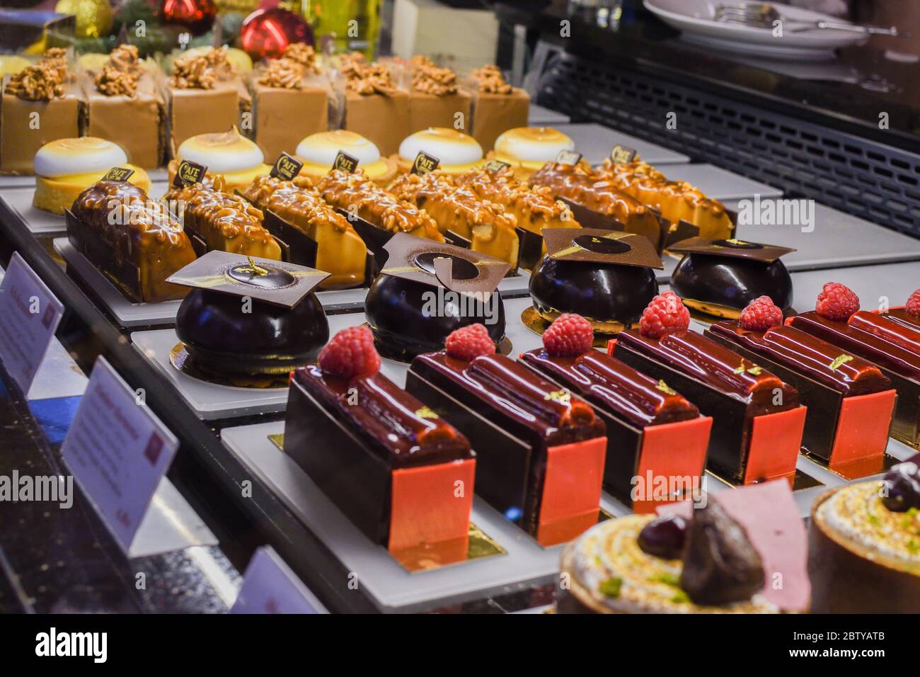 Verschiedene Arten von Kuchen, Torte, Mousse, Kuchen zum Verkauf in der Bäckerei oder Konditorei, Gourmet-Luxus-Konzept für Süßigkeiten Bar. Alles gute zum Geburtstag viele Scheiben Dess Stockfoto