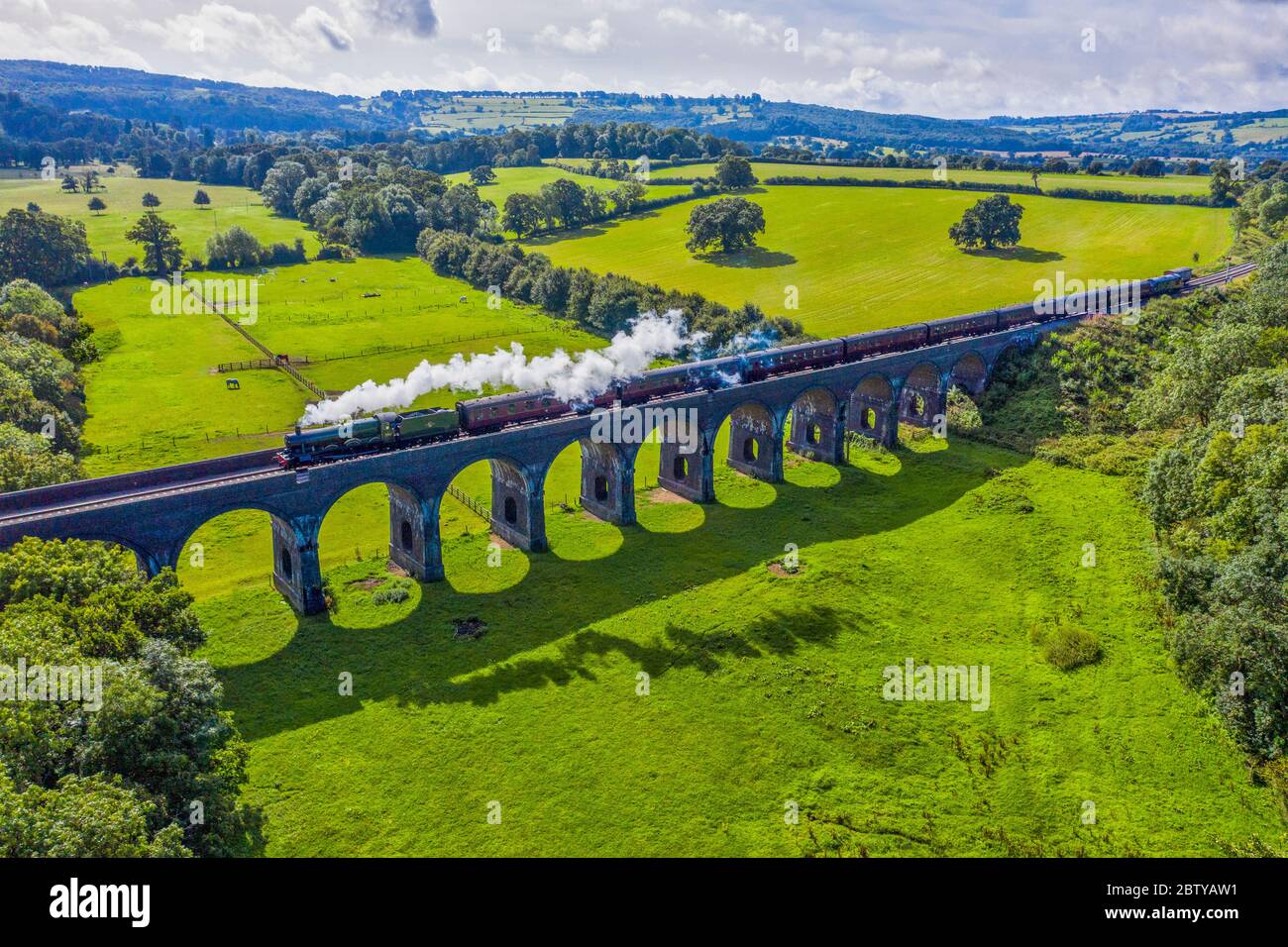 Dampflokomotive über den Stanway Viaduct, Toddington, Gloucestershire, England, Großbritannien, Europa Stockfoto