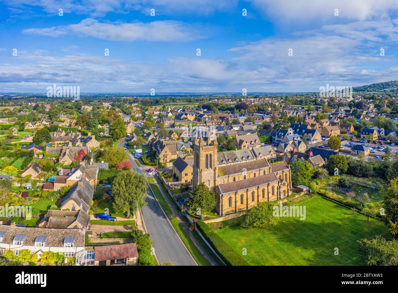 Luftaufnahme über das Dorf Broadway, Cotswolds, Broadway, Worcestershire, England, Großbritannien, Europa Stockfoto