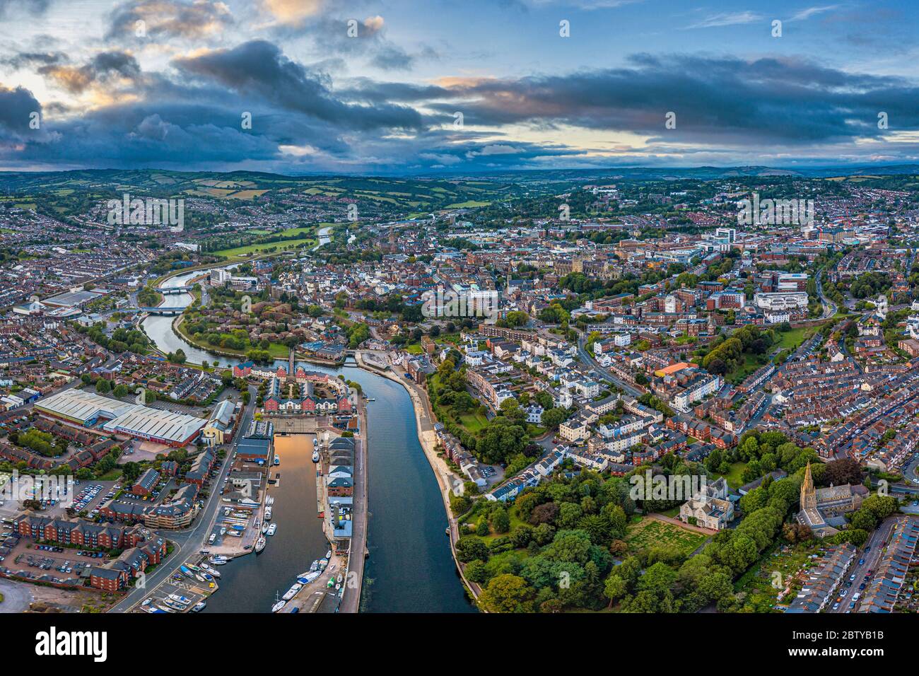 Luftaufnahme über das Stadtzentrum von Exeter und den Fluss exe, Exeter, Devon, England, Großbritannien, Europa Stockfoto