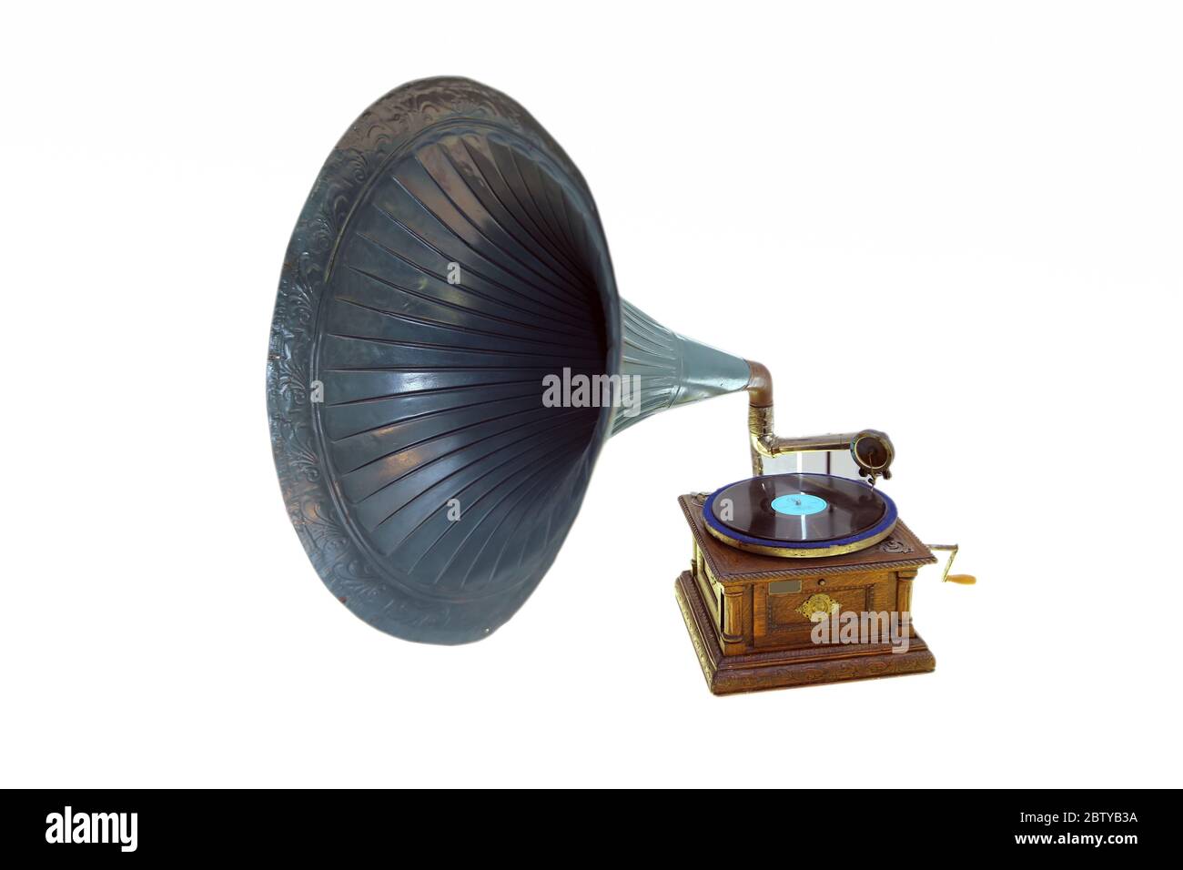 Altes Grammophon mit Platte oder Vinylscheibe auf Holzkiste. Antiker Blechbläser-Plattenspieler. Gramophone mit Hornlautsprecher. Retro-Entertainment-Konzept Stockfoto