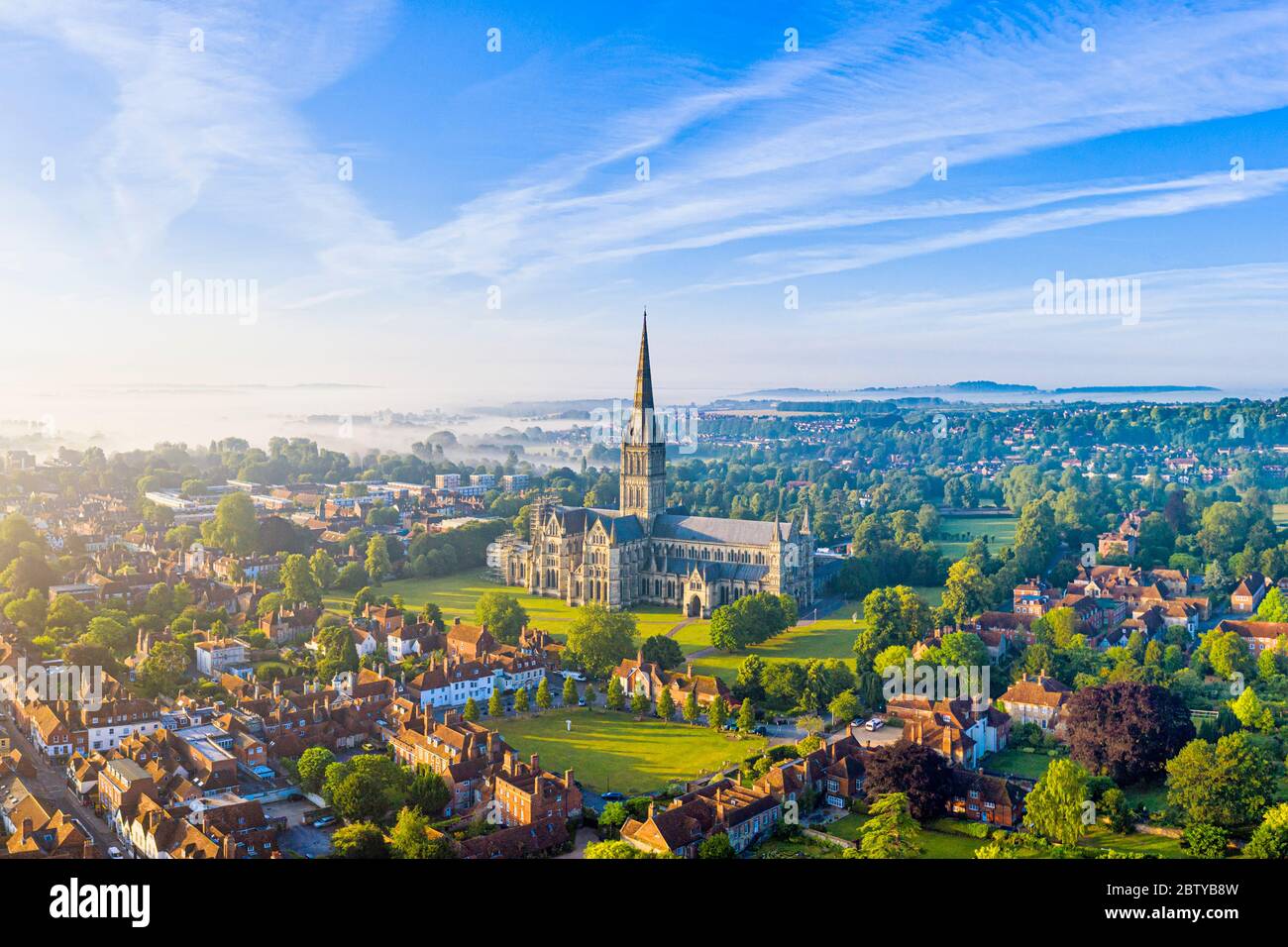 Luftaufnahme über Salisbury und Salisbury Cathedral an einem nebligen Sommermorgen, Salisbury, Wiltshire, England, Großbritannien, Europa Stockfoto
