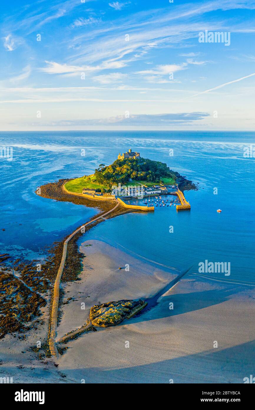 Luftaufnahme über Saint Michael's Mount, Marazion, bei Penzance, Cornwall, England, Großbritannien, Europa Stockfoto