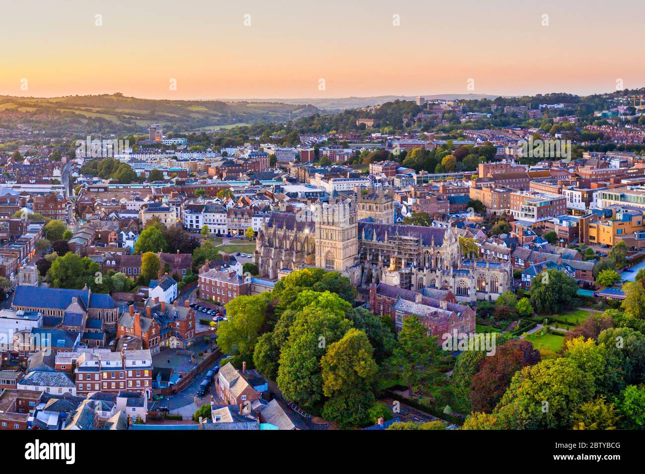 Luftaufnahme über das Stadtzentrum von Exeter und die Kathedrale von Exeter, Exeter, Devon, England, Großbritannien, Europa Stockfoto
