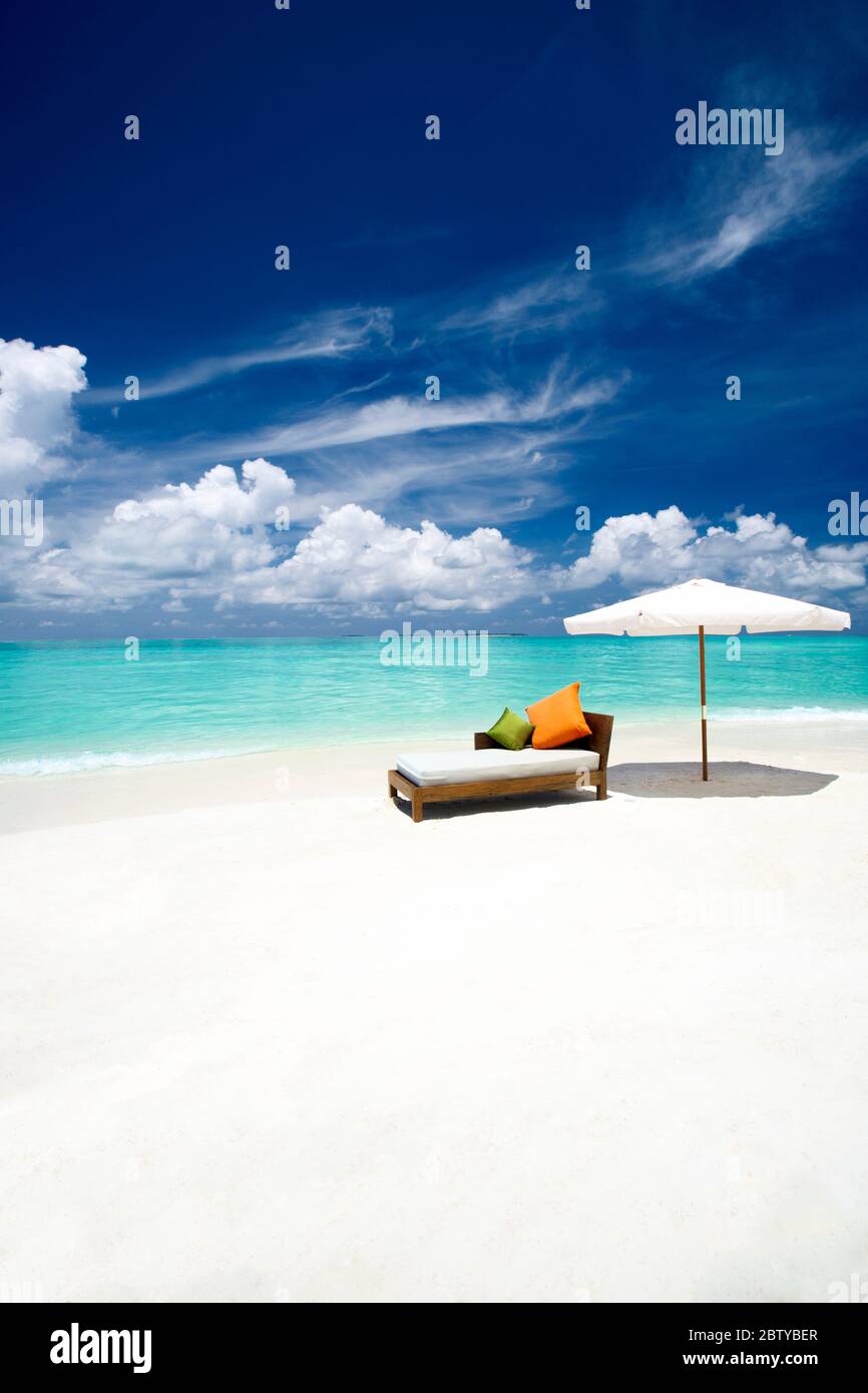 Sofa und Sonnenschirm am tropischen Strand, den Malediven, dem Indischen Ozean, Asien Stockfoto