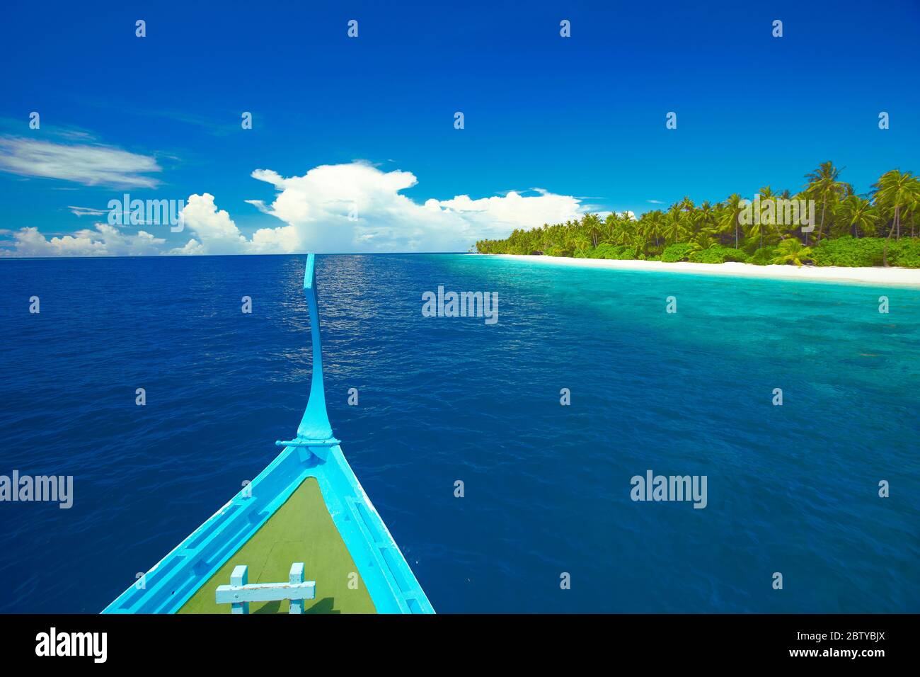 Maledivisches Fischerboot (Dhoni) und tropische Insel, Malediven, Indischer Ozean, Asien Stockfoto
