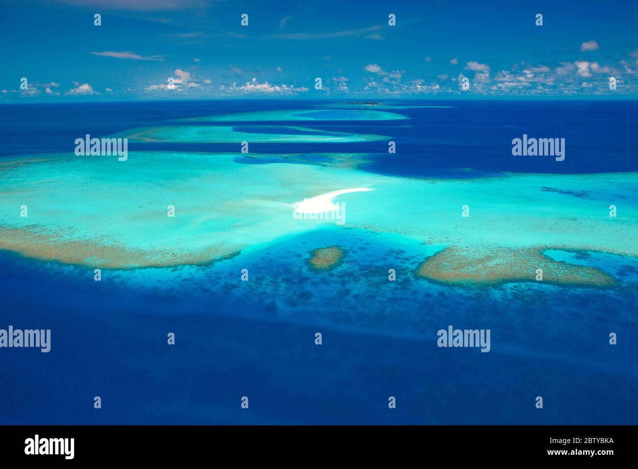 Luftaufnahme von Atollen und Korallenriffen, Malediven, Indischer Ozean, Asien Stockfoto